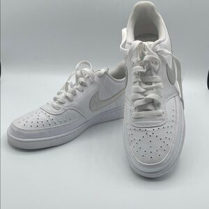 Women’s 9.5 Nike Low Top Court Sneakers
